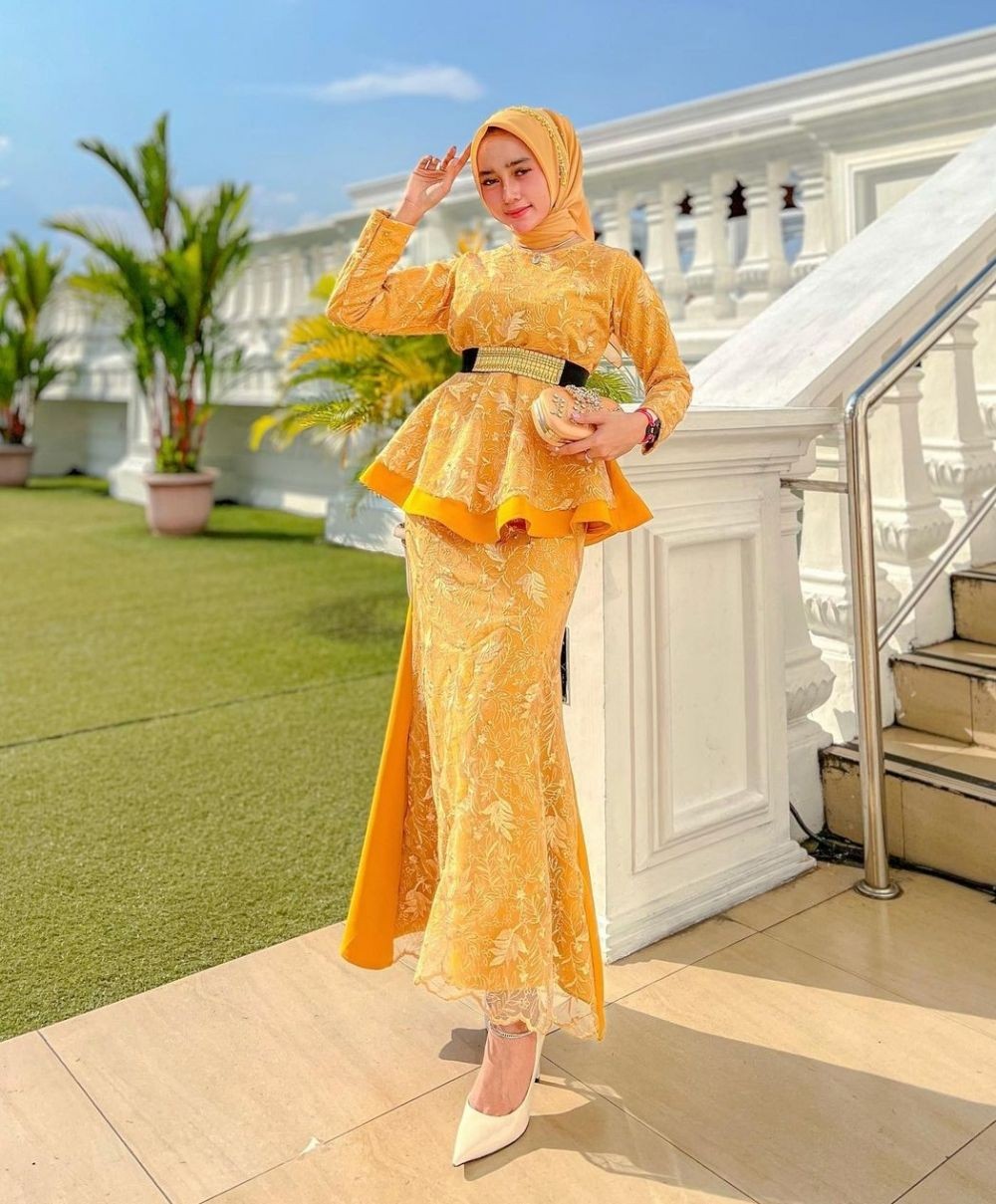 10 Referensi Style Kondangan Hijab Serba Kuning, Cetar!