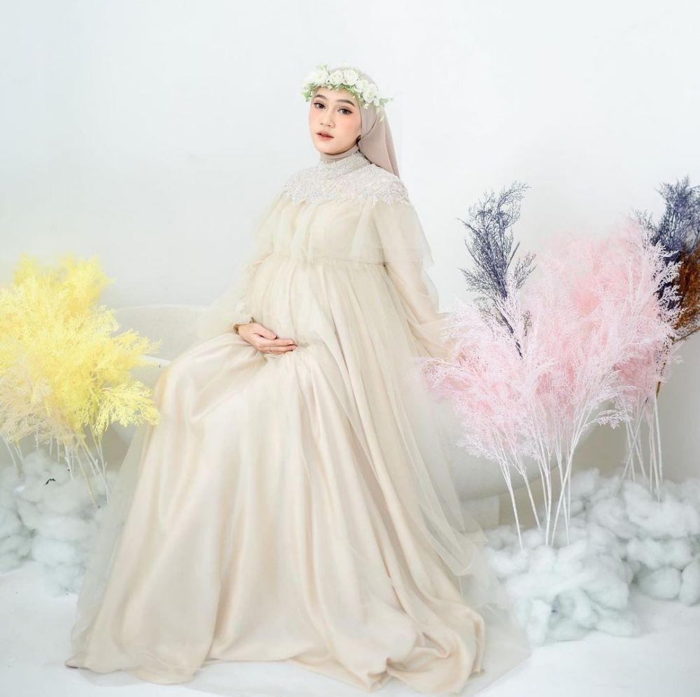 10 Inspirasi Dress Hijab untuk Foto Maternity