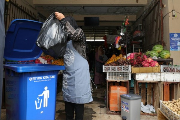 BRI Peduli Kampanyekan Anti Nyampah, Kelola Sampah di Pasar Kesesi Pekalongan