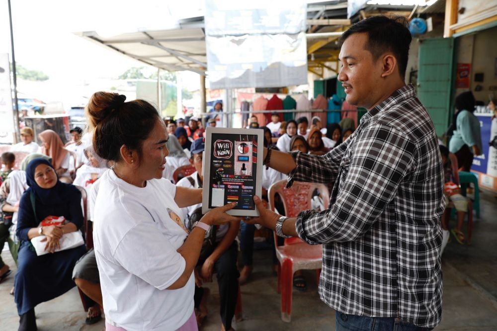 Orang Muda Ganjar Beri WiFi Box Koin ke Pedagang Pasar Tulang Bawang