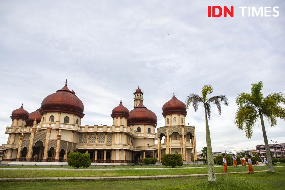 Megahnya Masjid Agung Baitul Makmur Meulaboh, Suasananya Bikin Betah