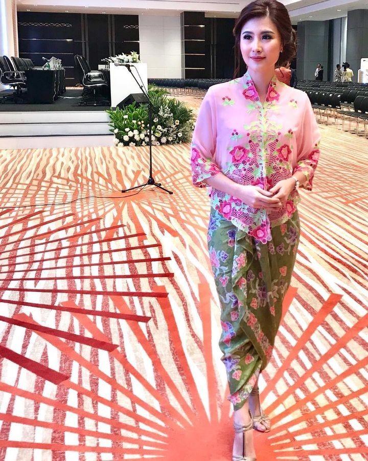 9 Kebaya Dan Dress Batik News Anchor Zilvia Iskandar