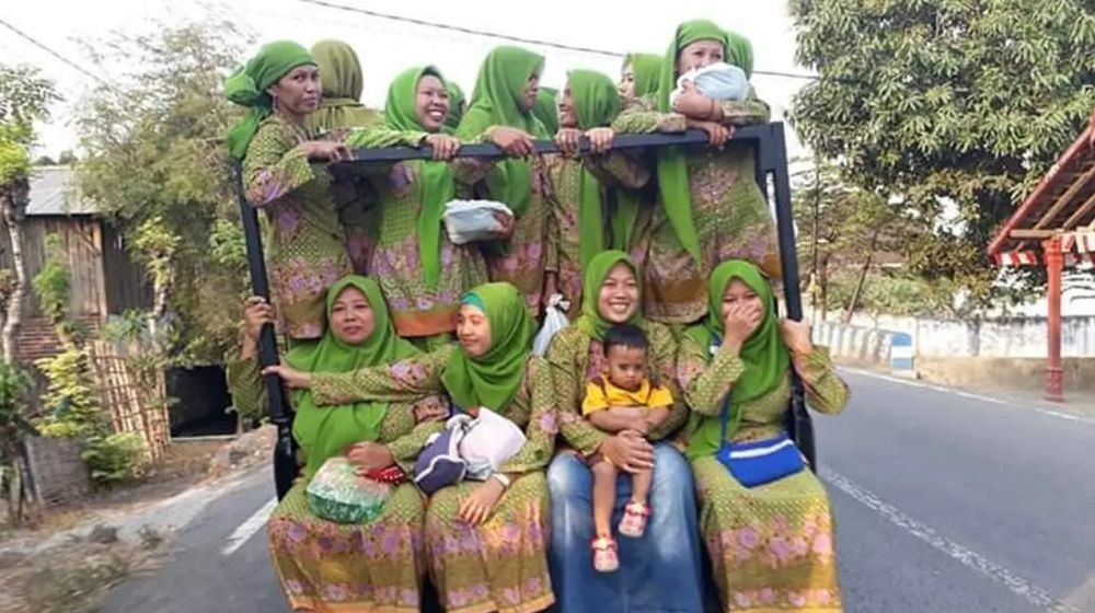 12 Potret Kocak Emak Emak Lagi Piknik