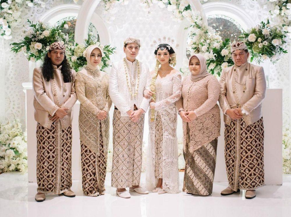 9 Kebaya Brokat Seragam Keluarga Simple Elegan Elok