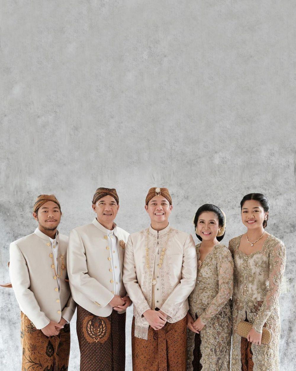 9 Kebaya Brokat Seragam Keluarga Simple Elegan Elok