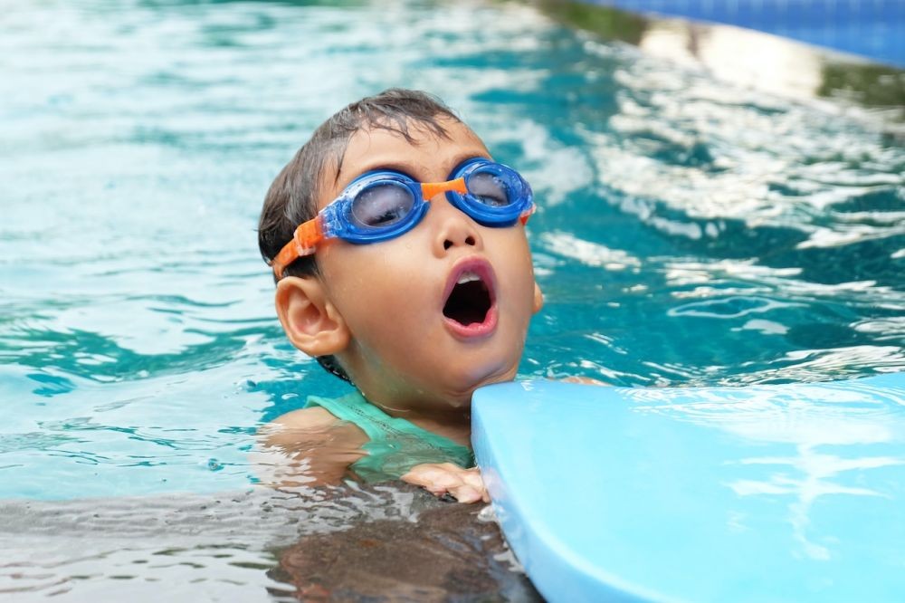 5 Fakta Anak Belajar Berenang Anak, Penting Nggak sih?