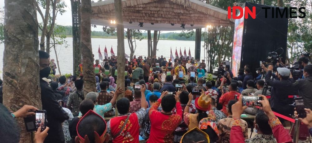 Masyarakat Suku Dayak Terima Kepemilikan Perhutanan Sosial Hutan Adat