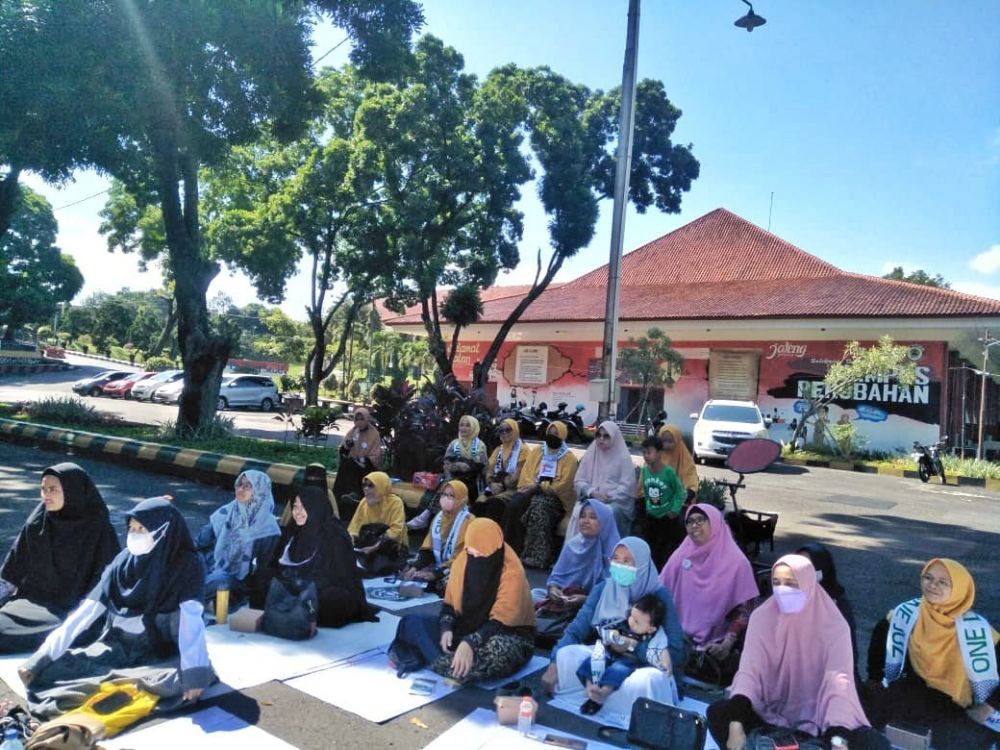 Emak-emak Semarang Gelar Pengajian One The Street saat Isra Mi'raj