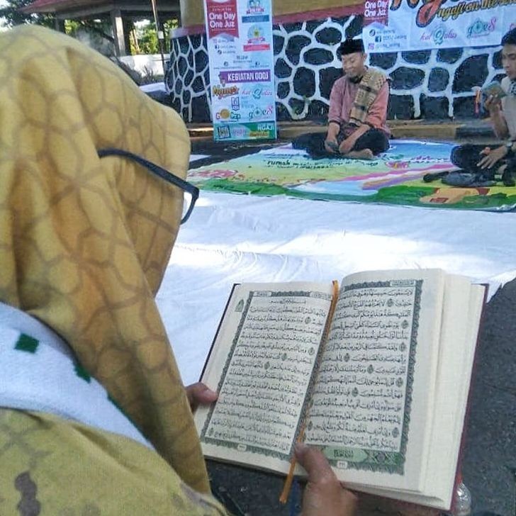 Emak-emak Semarang Gelar Pengajian One The Street saat Isra Mi'raj