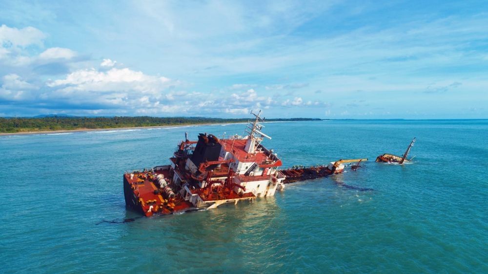 Kapal Tanker Pecah Lambung, 1.900 Ton Aspal Cemari Laut Nias Utara