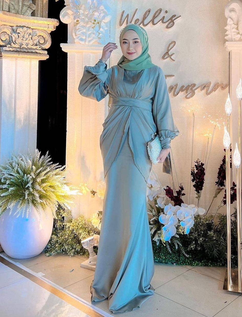 10 Gaya Kondangan Hijab Laily Nurhayati, Cetar Pakai Dress