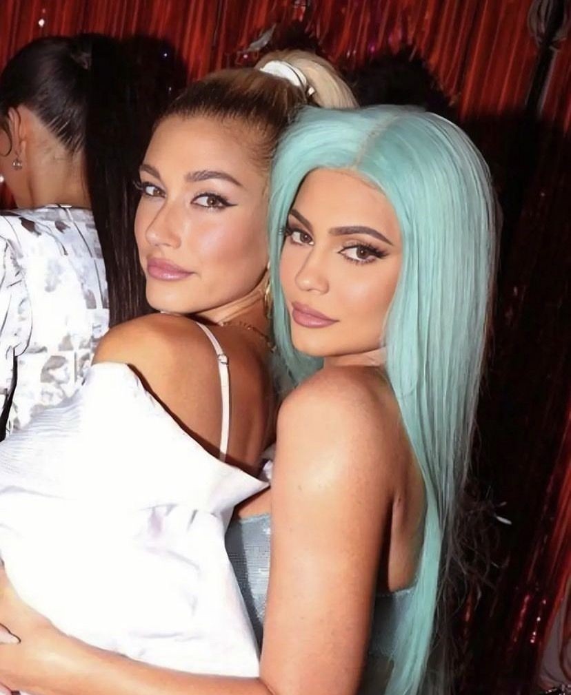 10 Potret Kedekatan Kylie Jenner Dan Hailey Bieber 