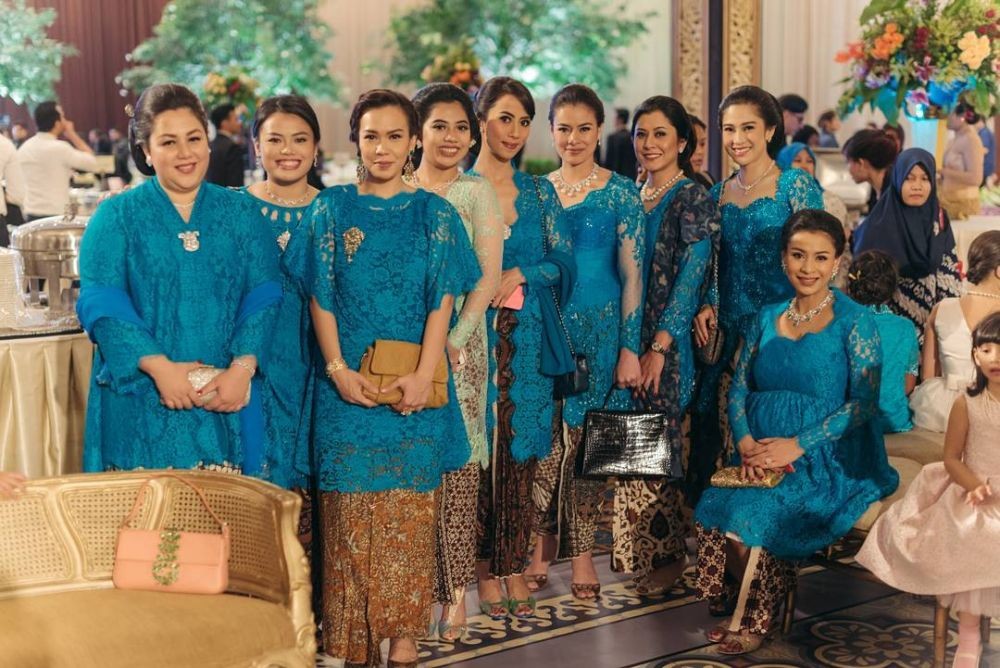 9 Inspirasi Seragam Bridesmaid Warna Biru