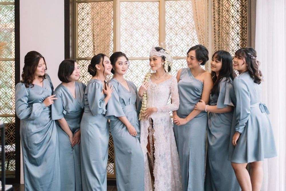 9 Inspirasi Seragam Bridesmaid Warna Biru