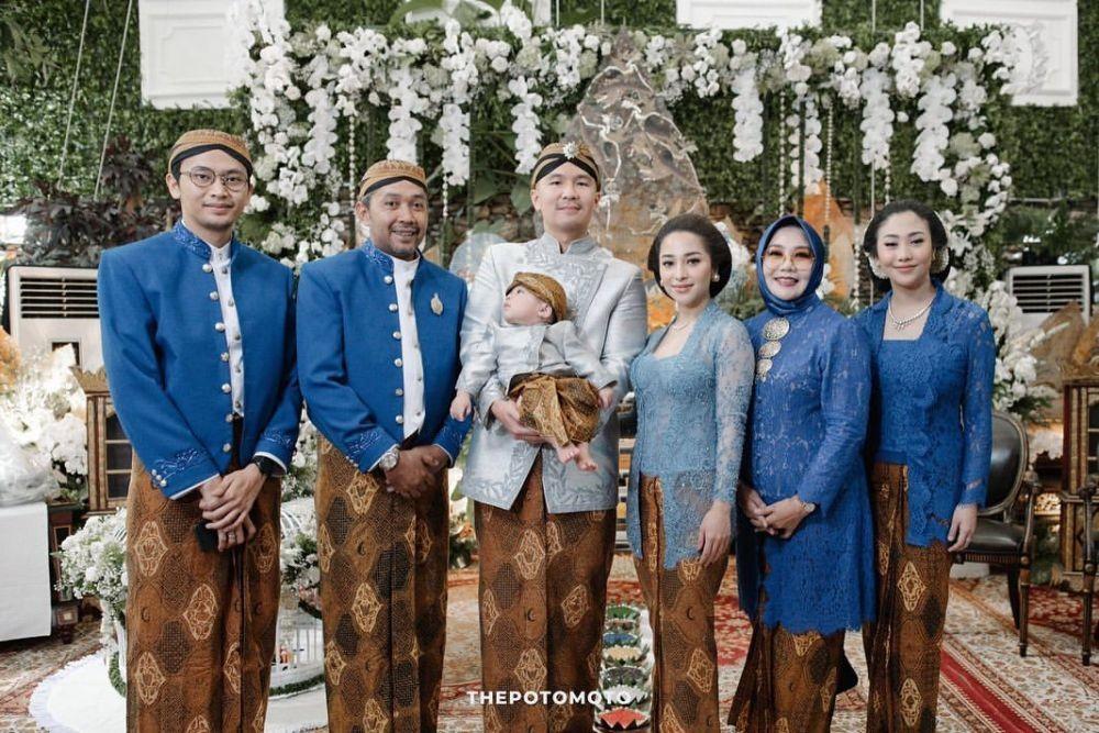 9 Kebaya Brokat Seragam Keluarga Simple Elegan Modelnya