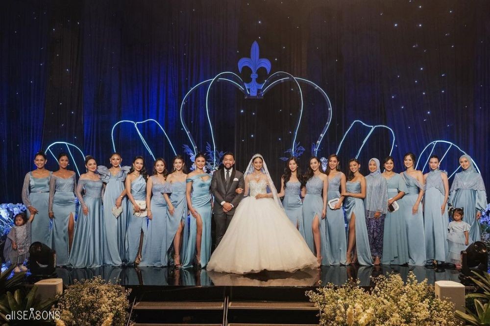 9 Inspirasi Seragam Bridesmaid Warna Biru