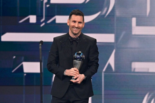 Lionel Messi Jadi Pemain Terbaik FIFA 2022! 