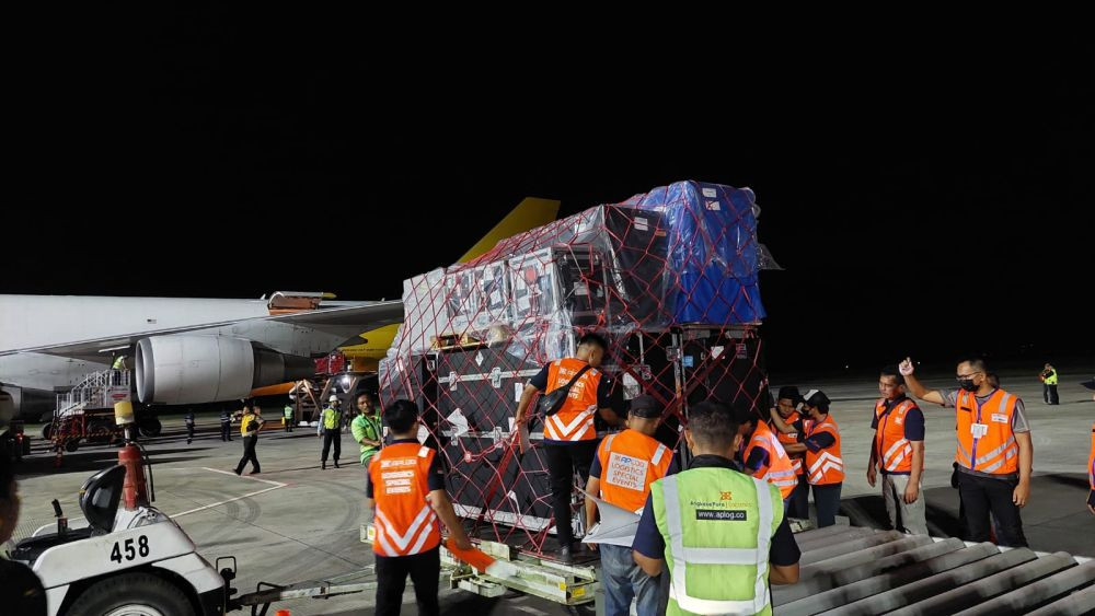 Diangkut dari Australia, 97,8 Ton Logistik WSBK Tiba di Lombok  