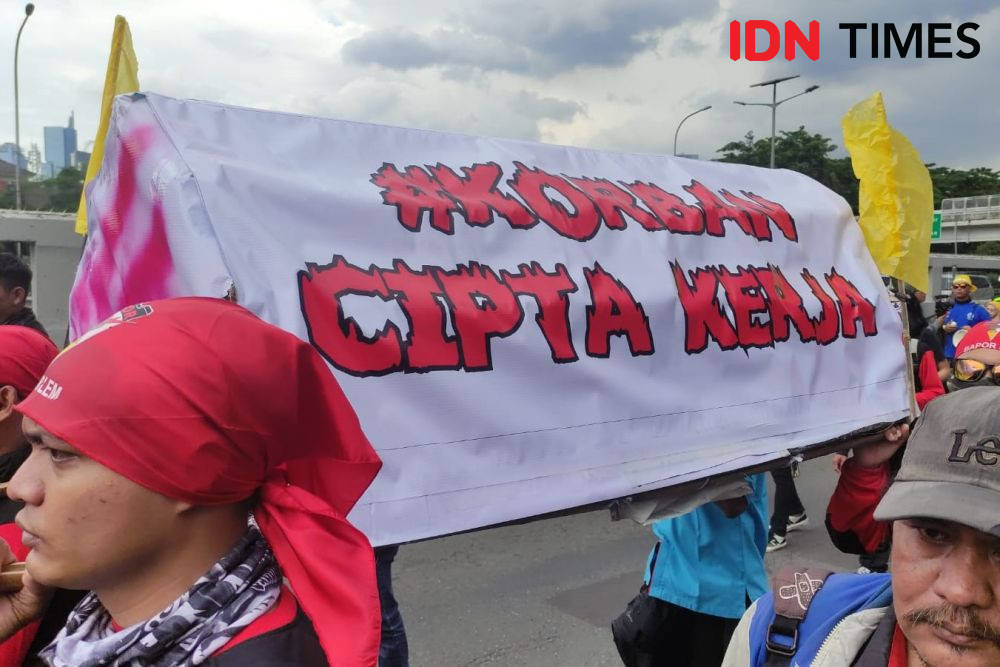 Ribuan Buruh Geruduk Gedung DPR Hari Ini