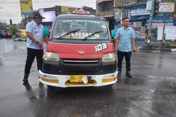 Bobby Omeli Sopir Angkot Terobos Lalin Dan Tabrak Pemotor