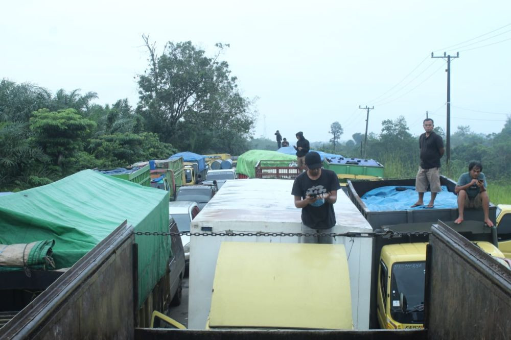 Jalan Lintas Sumatra di Jambi Lumpuh Gara-gara Angkutan Batu Bara