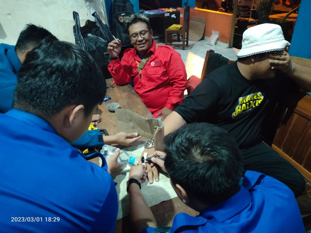 Penyanyi Ndarboy Minta Tolong BPBD Bantul Lepaskan Cincin Nikah 