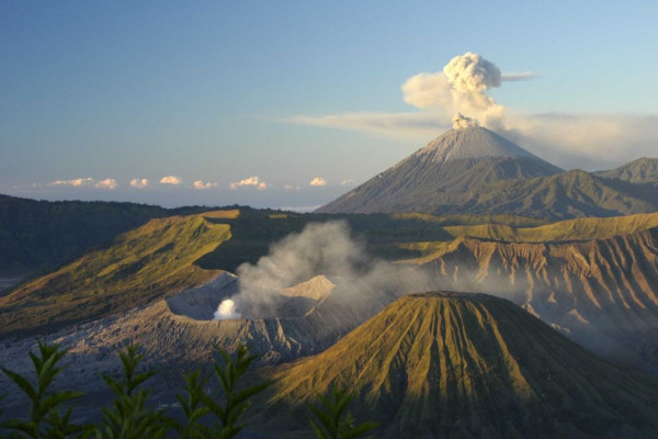 [Cek Fakta] Benarkah Gunung Semeru Terbelah Menjadi Dua?