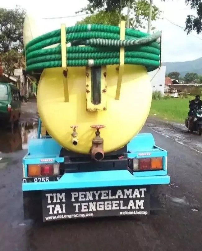 10 Tulisan Di Belakang Truk Sedot Wc Yang Kocak Bikin Ngakak