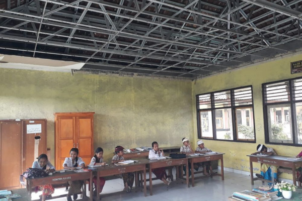 Siswa SD 1 Batukandik Belajar di Bawah Plafon Jebol