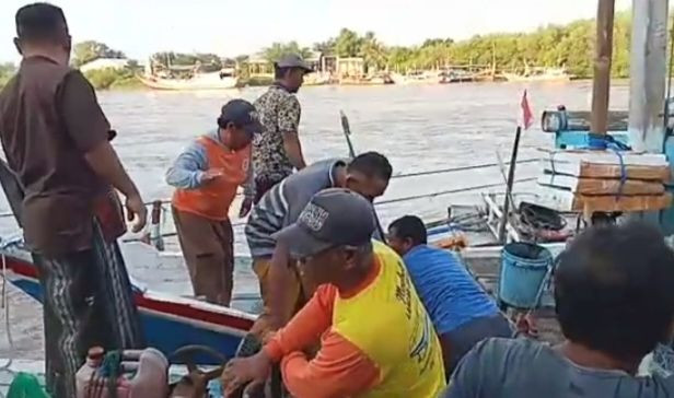 Dihantam Arus Sungai, Perahu Nelayan di Lamongan Rusak dan Tenggelam
