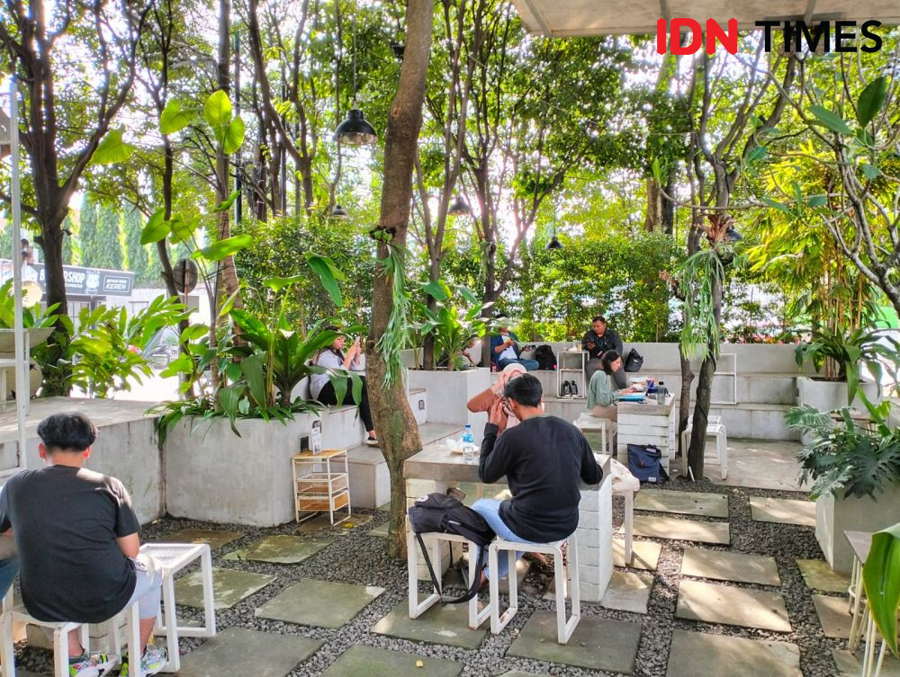 Rvang, Kedai Kopi Berkonsep Garden di Tengah Panasnya Kota Surabaya