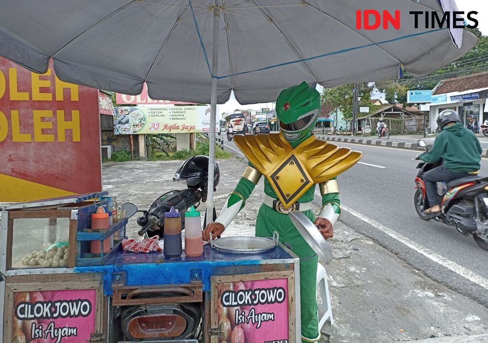 Kisah Superhero, Power Ranger Hijau Jualan Cilok di Sleman