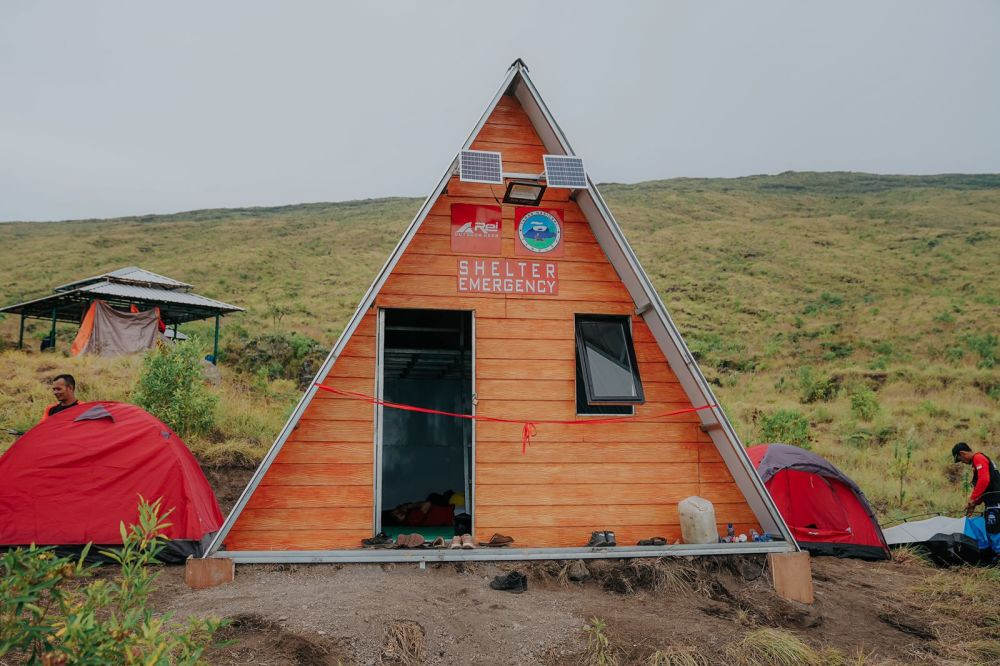 Arei Outdoor Gear Bangun Shelter Emergency di Lima Gunung