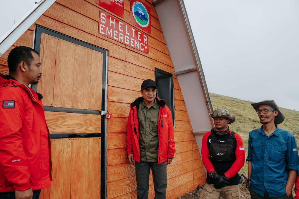 Arei Outdoor Gear Bangun Shelter Emergency di Lima Gunung