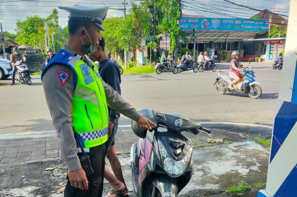 Ini Alasan Dilarang Melepas Pelat Nomor Motor di Bali