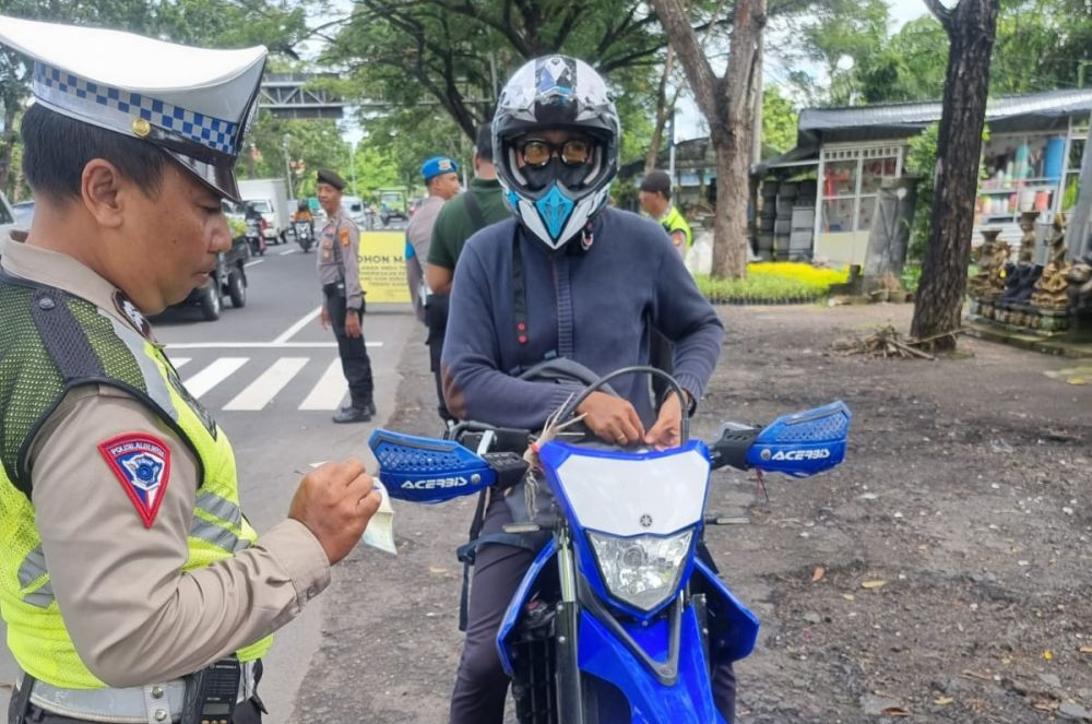 Ini Alasan Dilarang Melepas Pelat Nomor Motor di Bali