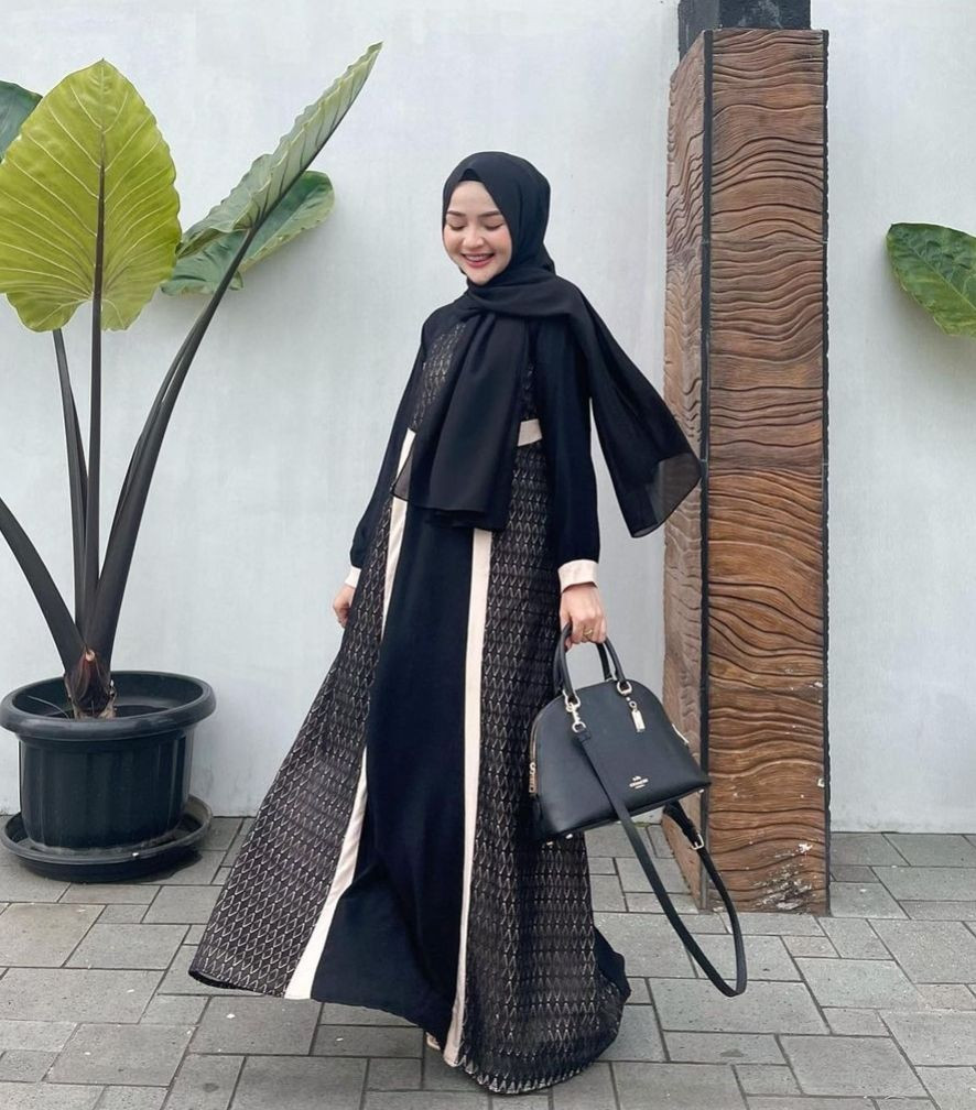 10 OOTD Kondangan Hijab Risa Intan, Baju Terusannya Kece