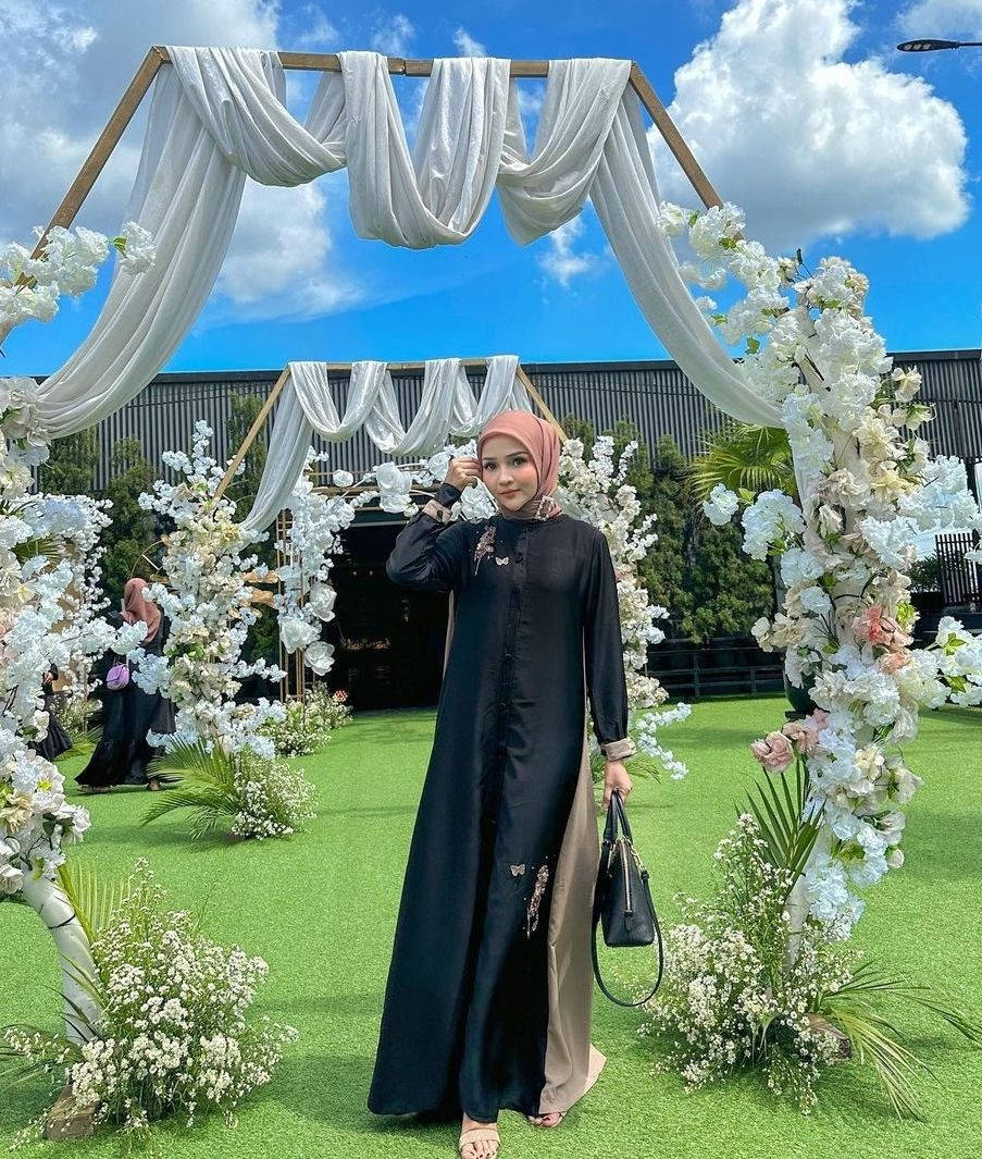 10 OOTD Kondangan Hijab Risa Intan, Baju Terusannya Kece