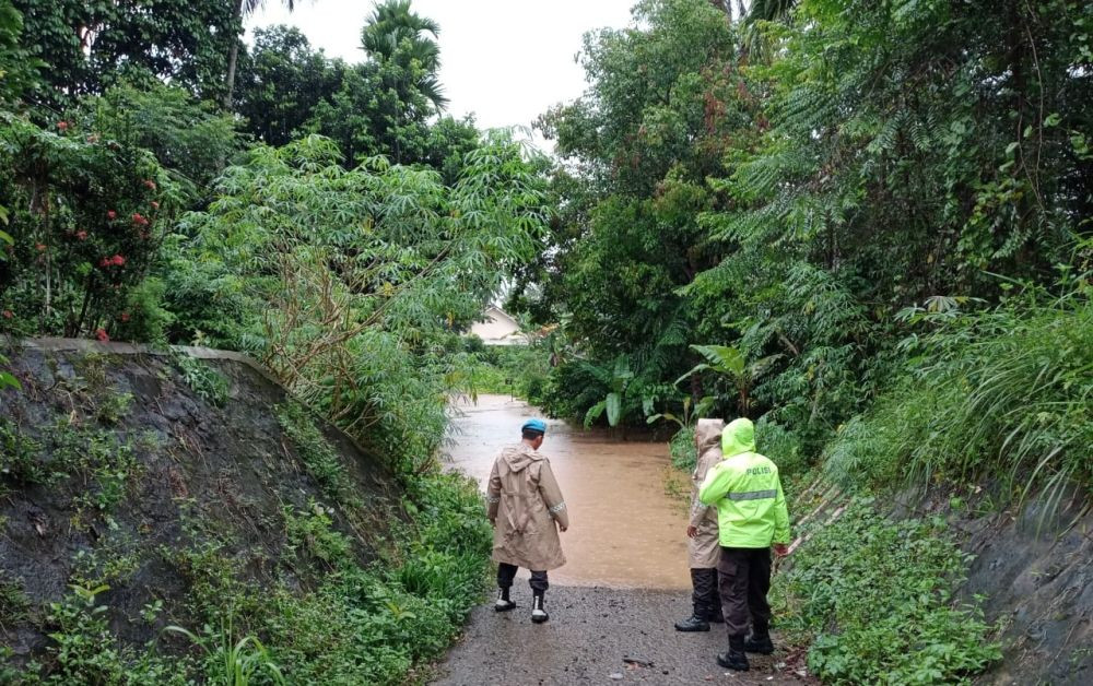 Jembatan Gantung Air Ringkih Way Kanan Putus Diterjang Arus Deras