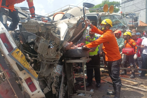 Dua Truk Tabrakan Di Serang, Satu Orang Meninggal Terjepit