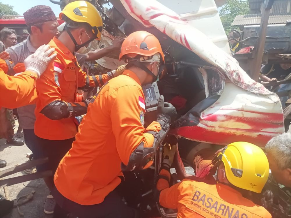 Dua Truk Tabrakan Di Serang, Satu Orang Meninggal Terjepit