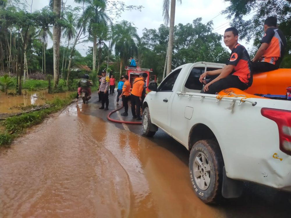 Jembatan Gantung Air Ringkih Way Kanan Putus Diterjang Arus Deras