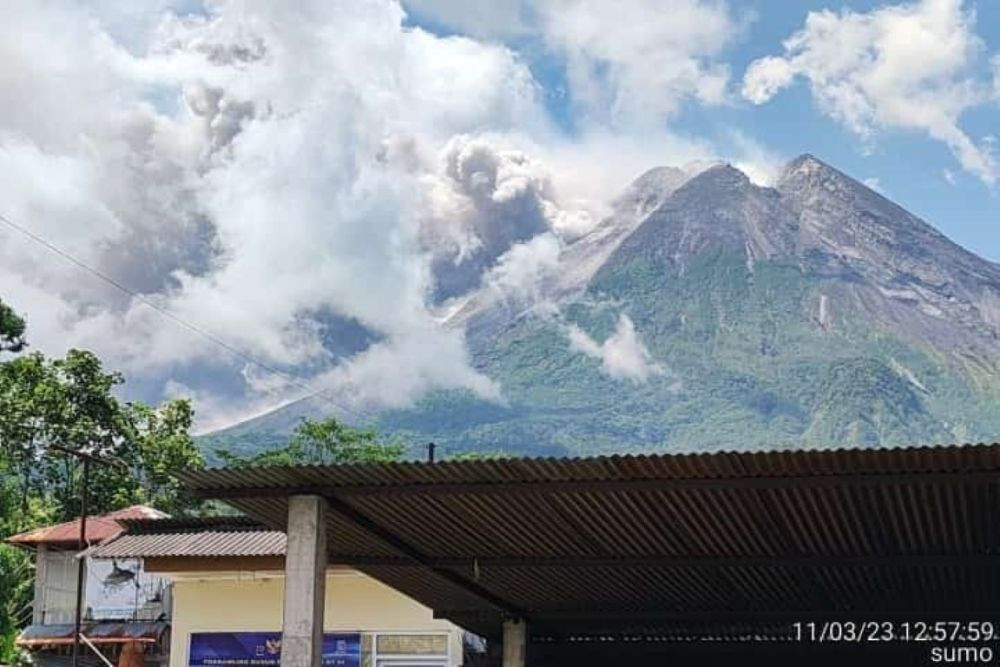 Merapi Muntahkan Awan Panas Guguran pada Sabtu Siang