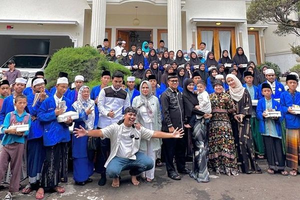 10 Potret Syukuran Rumah Baru Fuji, Thariq Bawa Hadiah