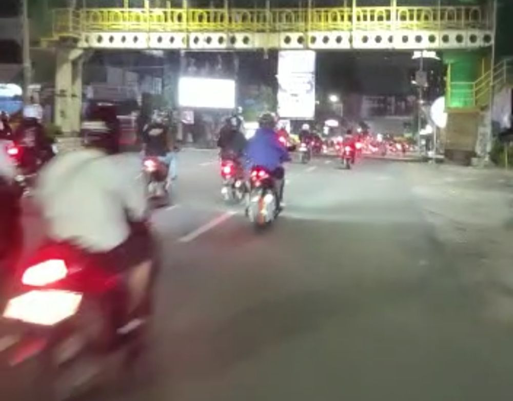 Pria Bercelana Loreng Dibacok Geng Motor Bersenjata di Bandar Lampung