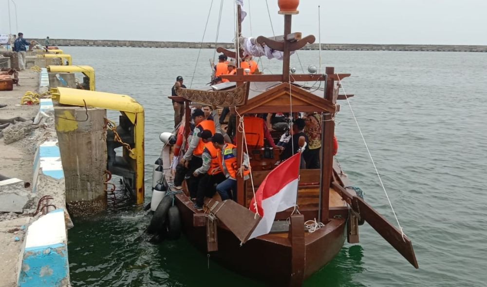 Siswa SMK dan Mahasiswa Poltek Perkapalan Bikin Perahu Khas Lamongan