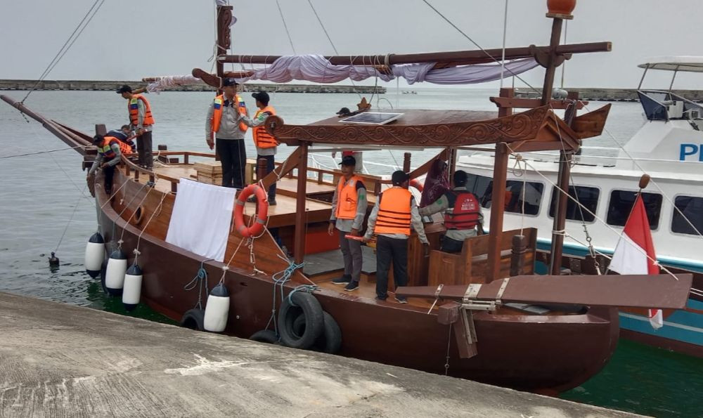 Siswa SMK dan Mahasiswa Poltek Perkapalan Bikin Perahu Khas Lamongan