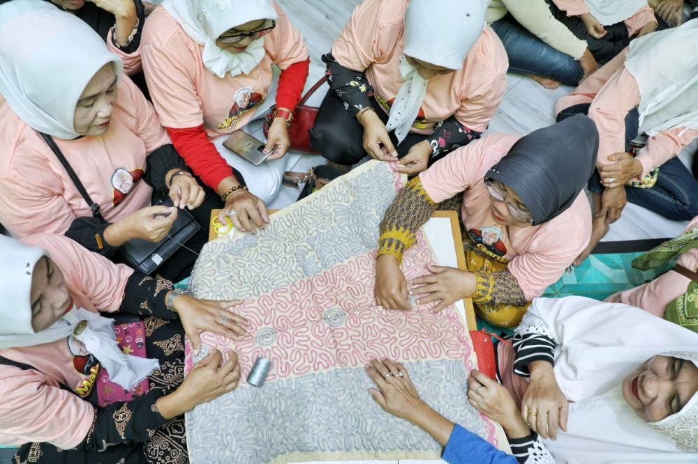 Emak-emak Tulang Bawang Belajar Teknik Sulam Usus Bareng Mak Ganjar