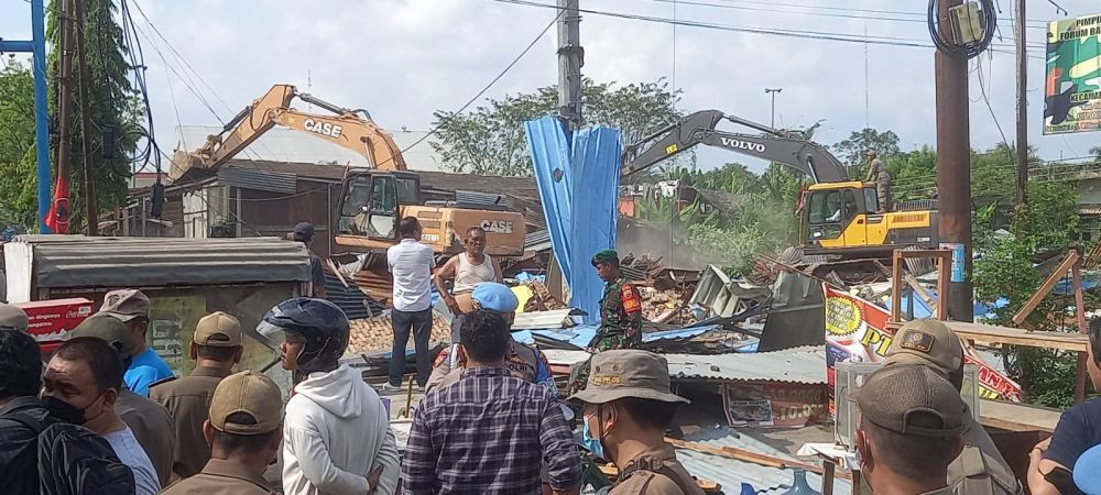 Pembongkaran Bangunan Liar di Kawasan Velodrome Sempat Diadang Warga