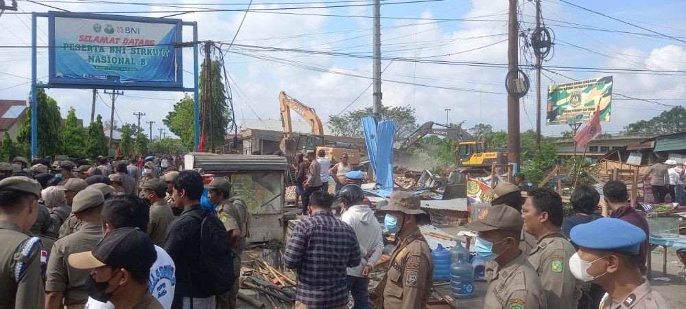 Pembongkaran Bangunan Liar di Kawasan Velodrome Sempat Diadang Warga